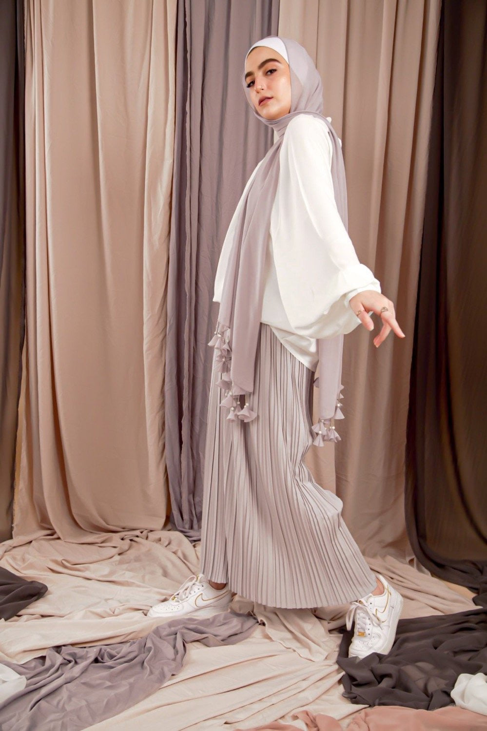 Non sheer textured pants in Italian bubbly fabric || grey